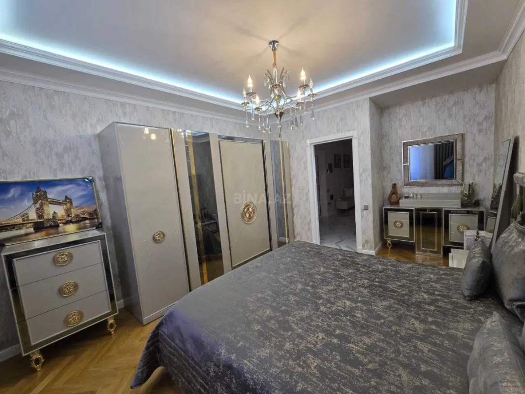 Satılır 4 otaqlı mənzil 180 m²