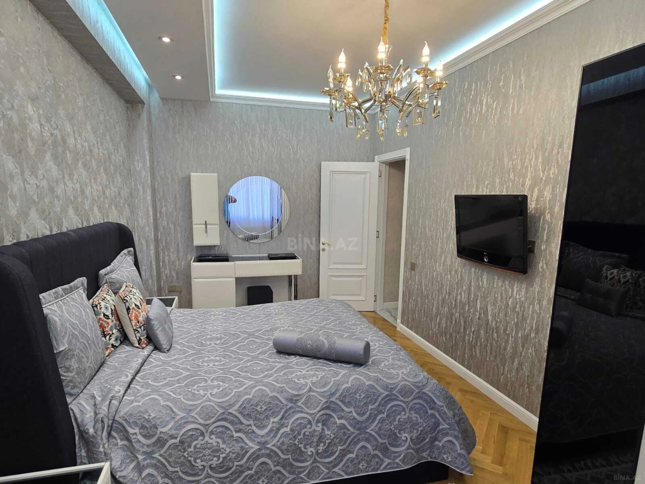 Satılır 4 otaqlı mənzil 180 m²