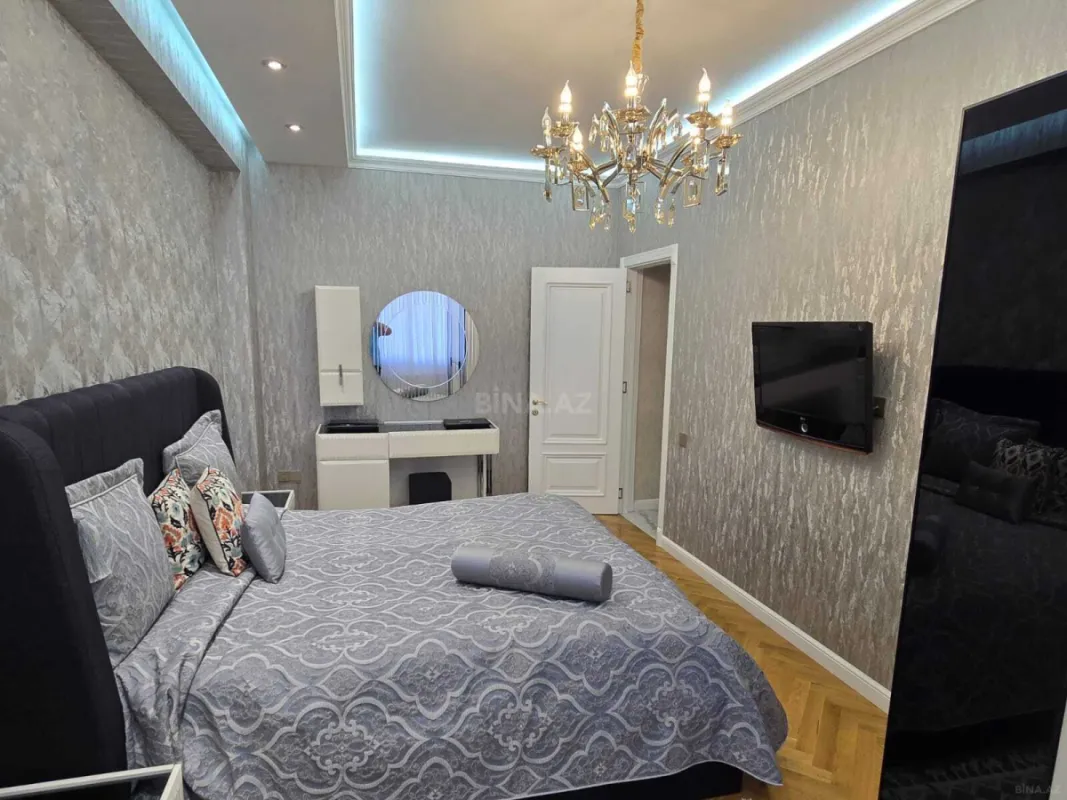 Satılır 4 otaqlı mənzil 180 m²