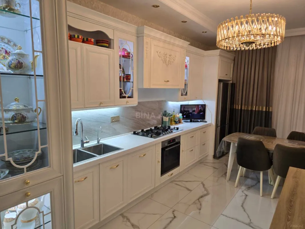 Satılır 4 otaqlı mənzil 180 m²