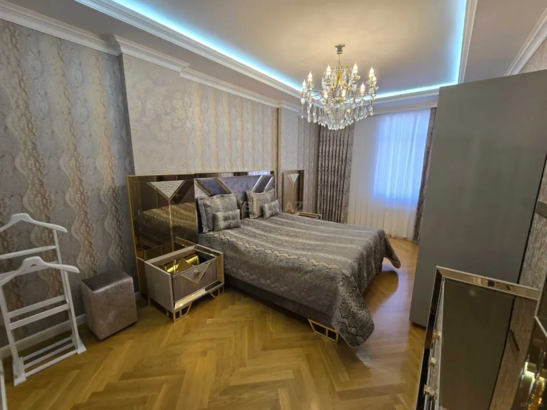 Satılır 4 otaqlı mənzil 180 m²