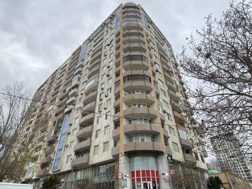Satılır 4 otaqlı mənzil 180 m²