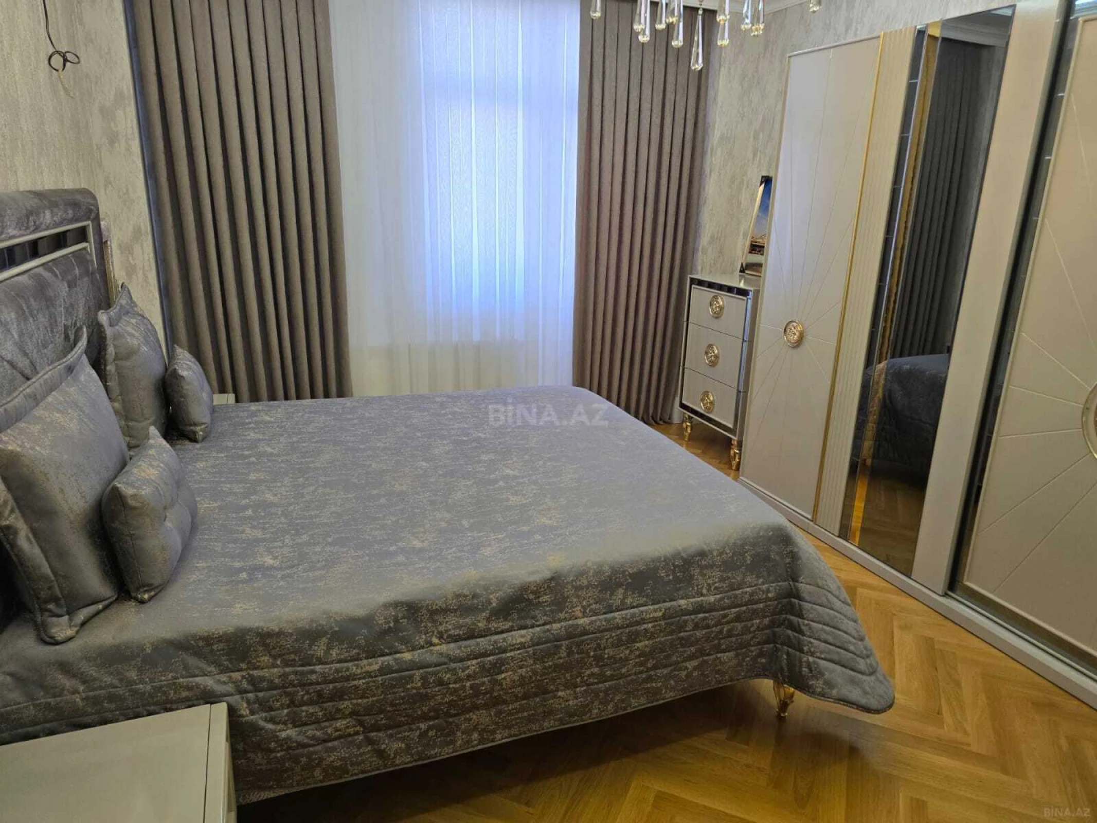 Satılır 4 otaqlı mənzil 180 m²