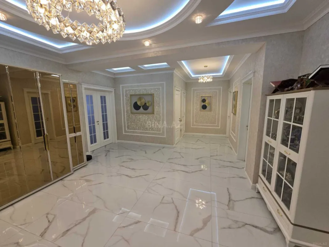 Satılır 4 otaqlı mənzil 180 m²