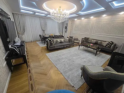 Satılır 4 otaqlı mənzil 180 m²