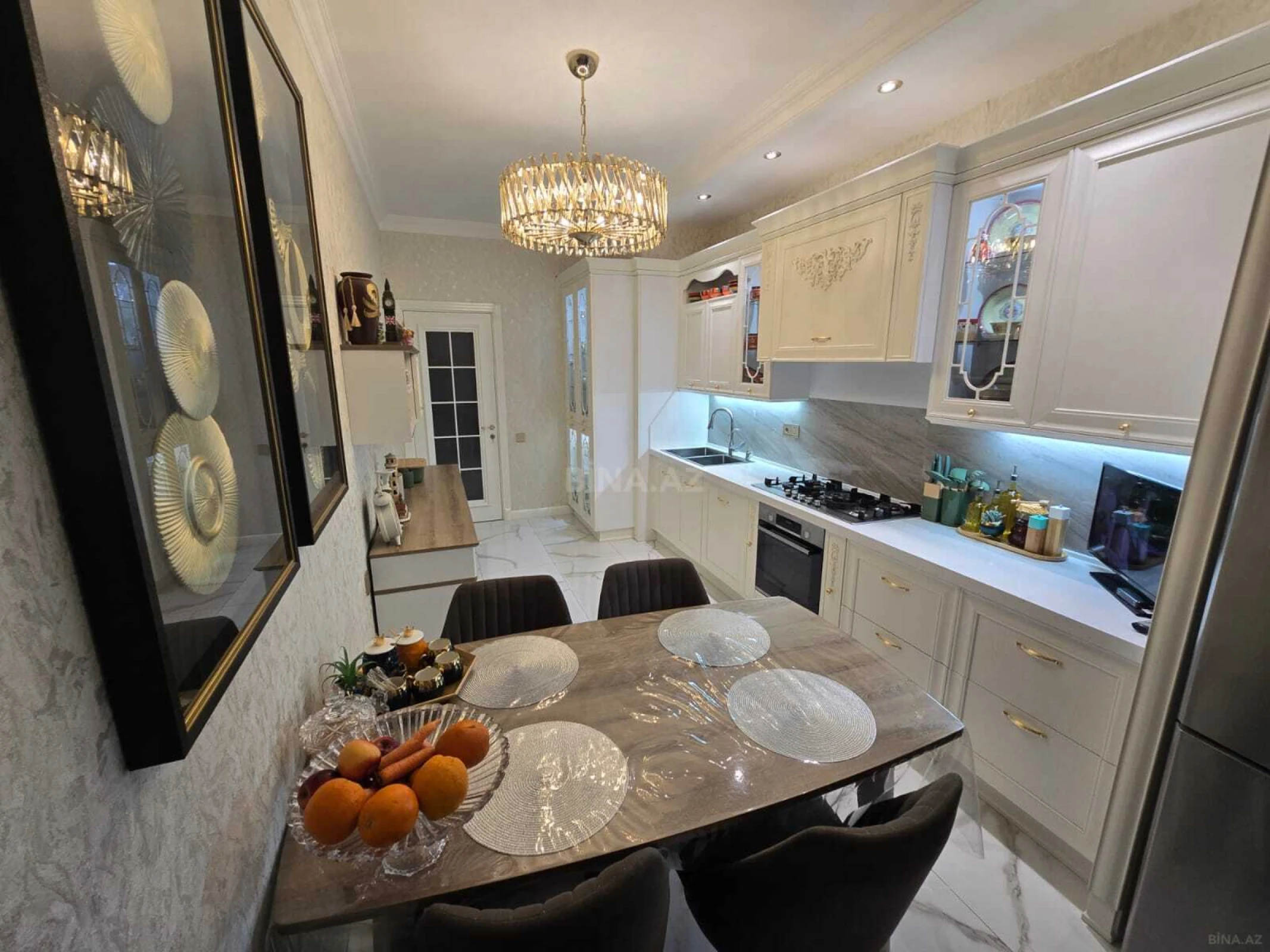 Satılır 4 otaqlı mənzil 180 m²