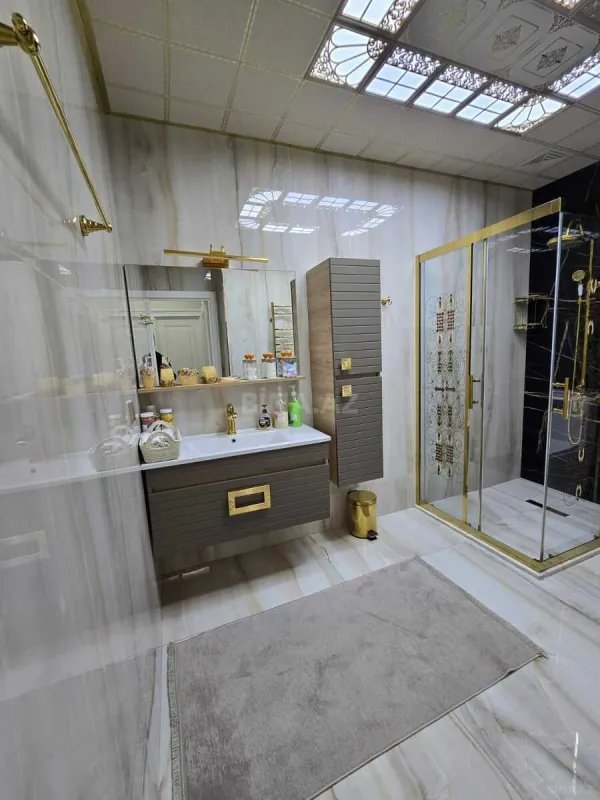 Satılır 4 otaqlı mənzil 180 m²