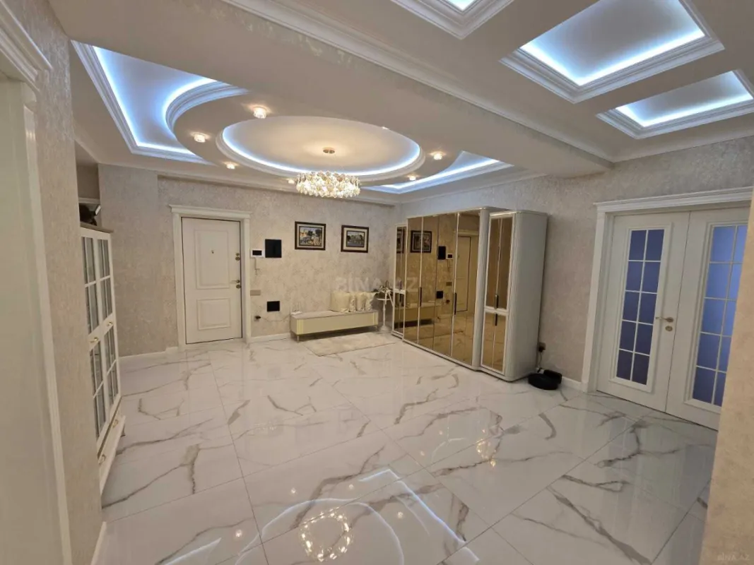Satılır 4 otaqlı mənzil 180 m²