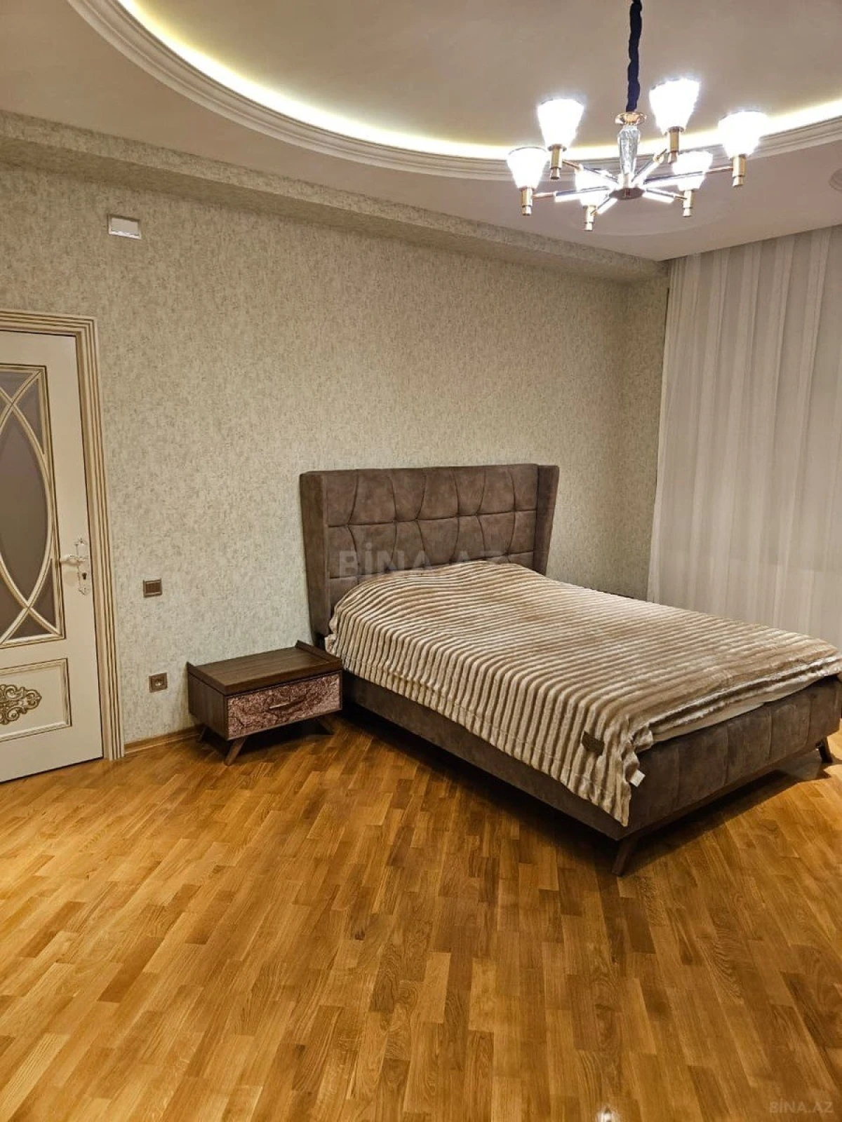 Satılır 3 otaqlı mənzil 137 m²
