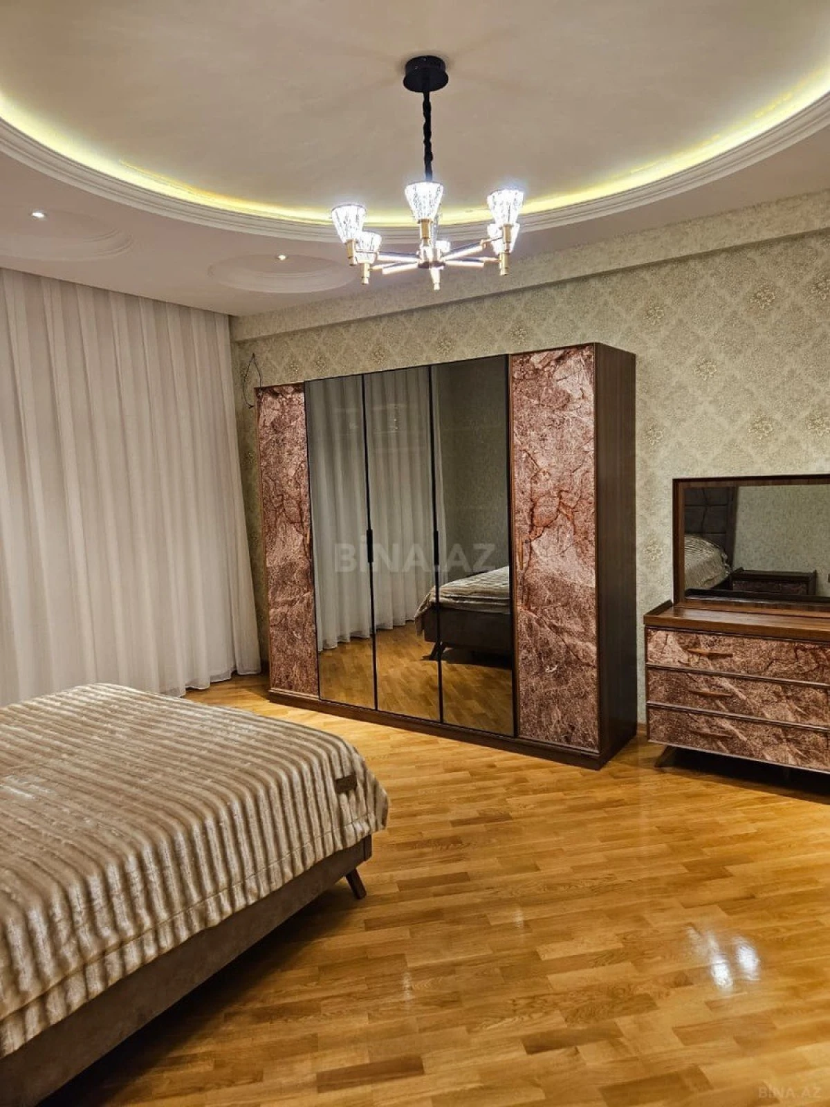 Satılır 3 otaqlı mənzil 137 m²