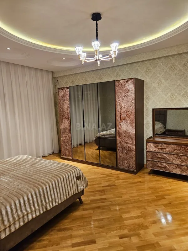 Satılır 3 otaqlı mənzil 137 m²