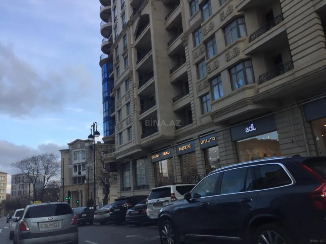 Satılır 3 otaqlı mənzil 163.3 m²