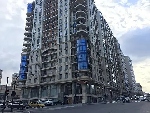 Satılır 3 otaqlı mənzil 163.3 m²