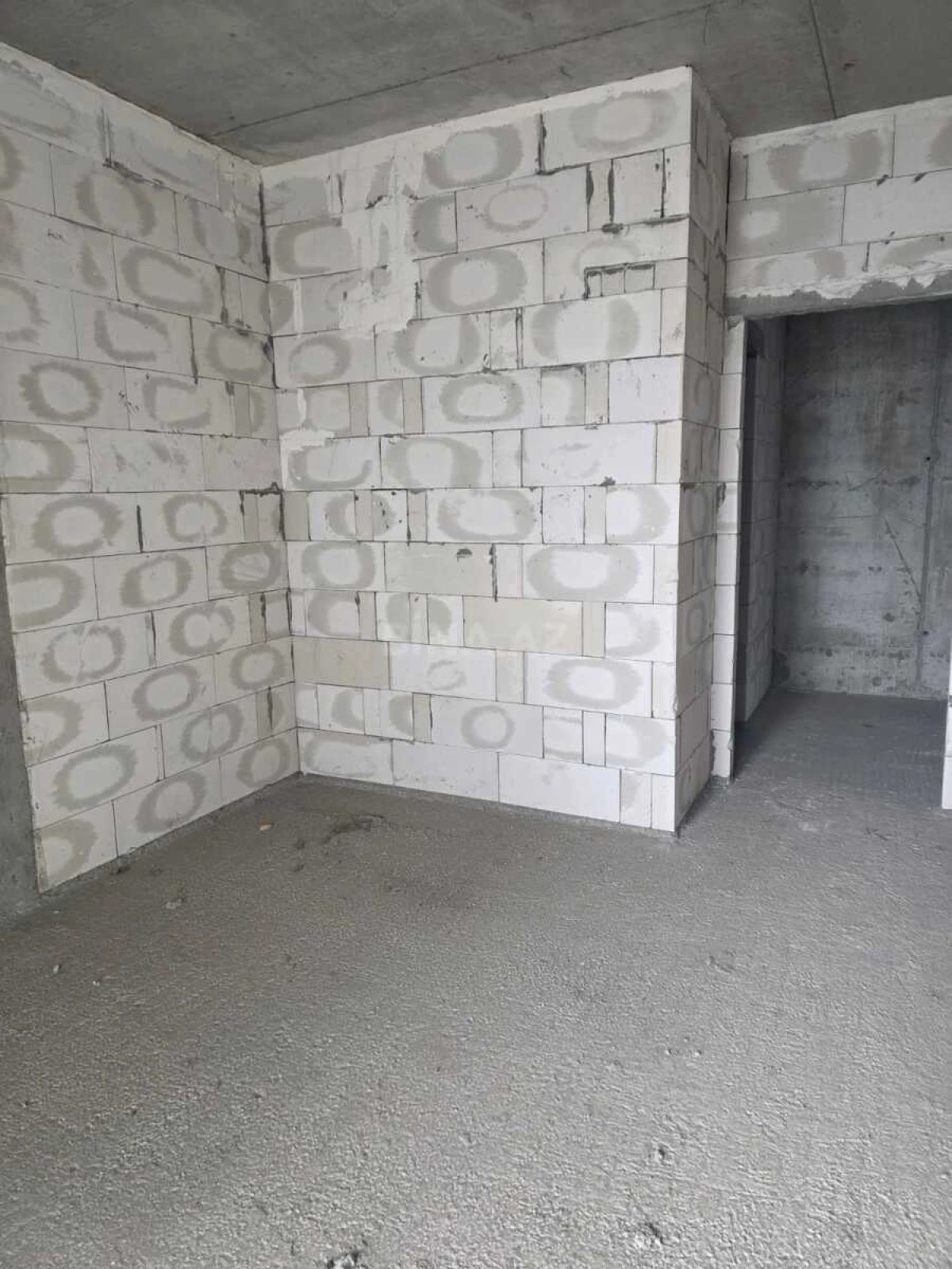 Satılır 4 otaqlı mənzil 180 m²