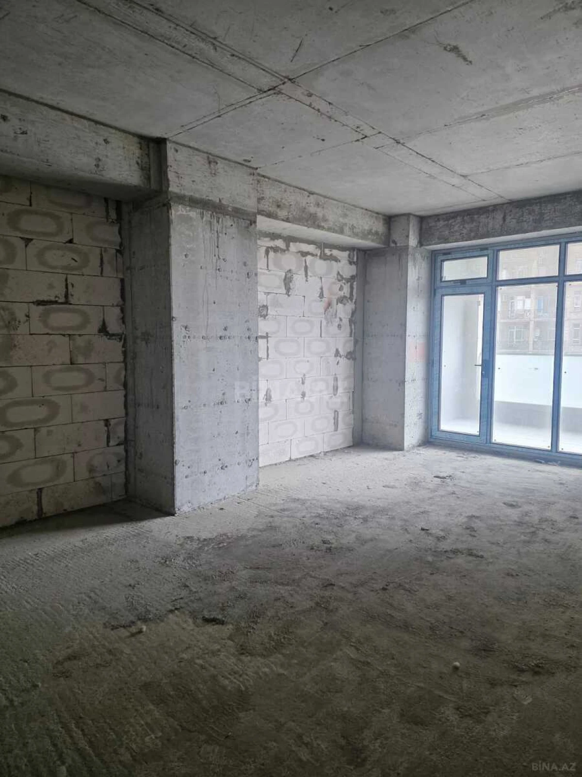 Satılır 4 otaqlı mənzil 180 m²