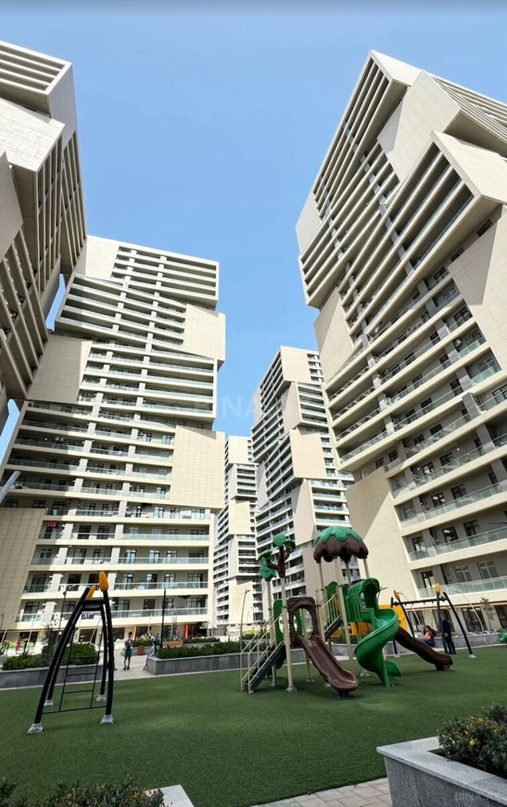 Satılır 4 otaqlı mənzil 180 m²