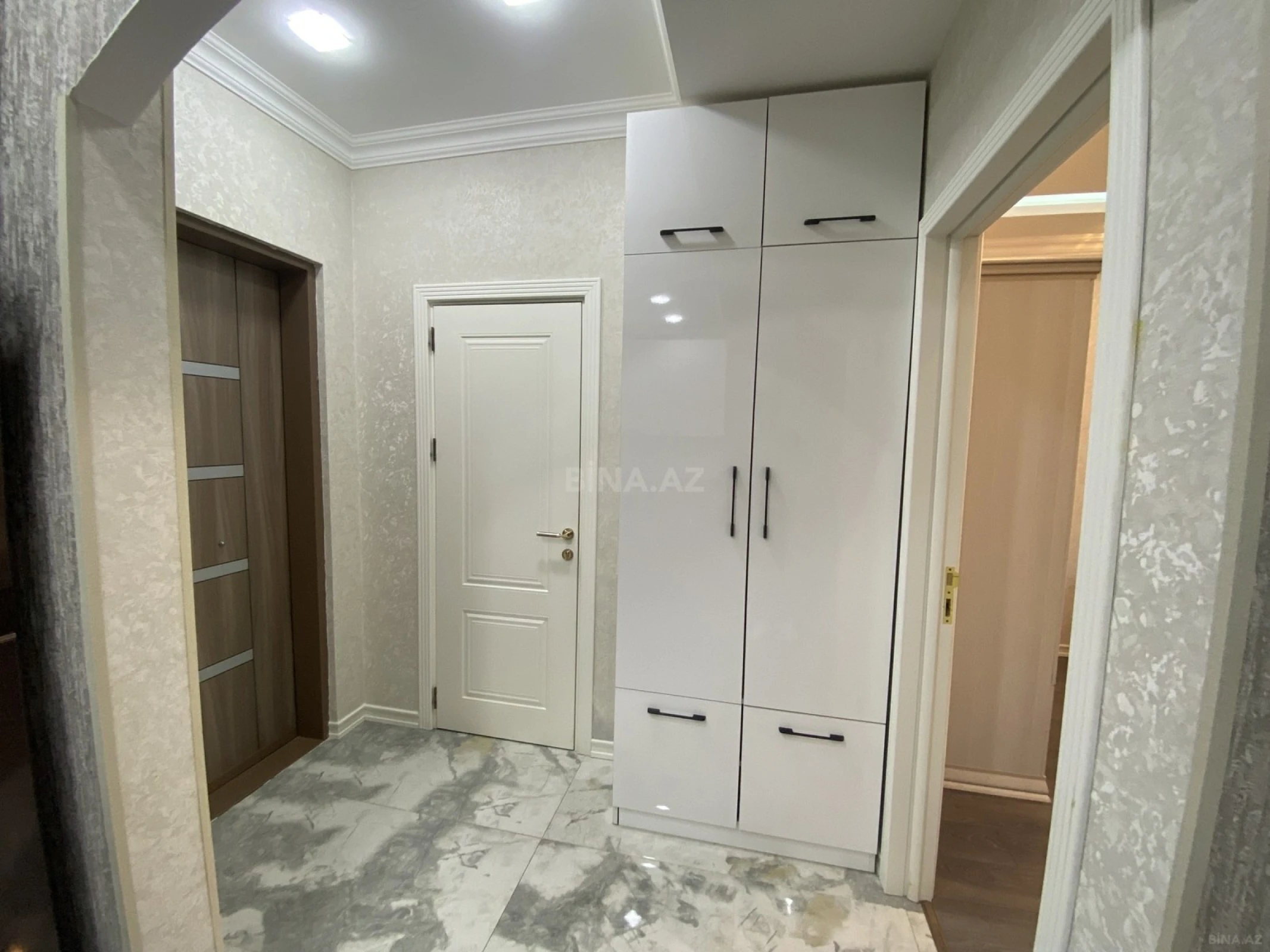 Satılır 2 otaqlı mənzil 61 m²