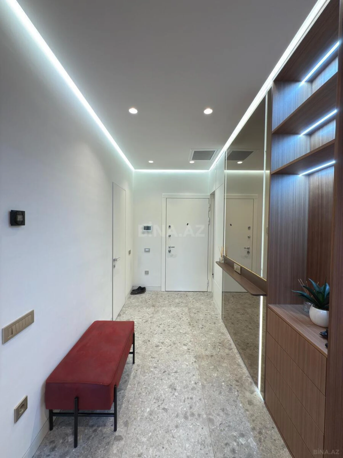 Satılır 2 otaqlı mənzil 93 m²
