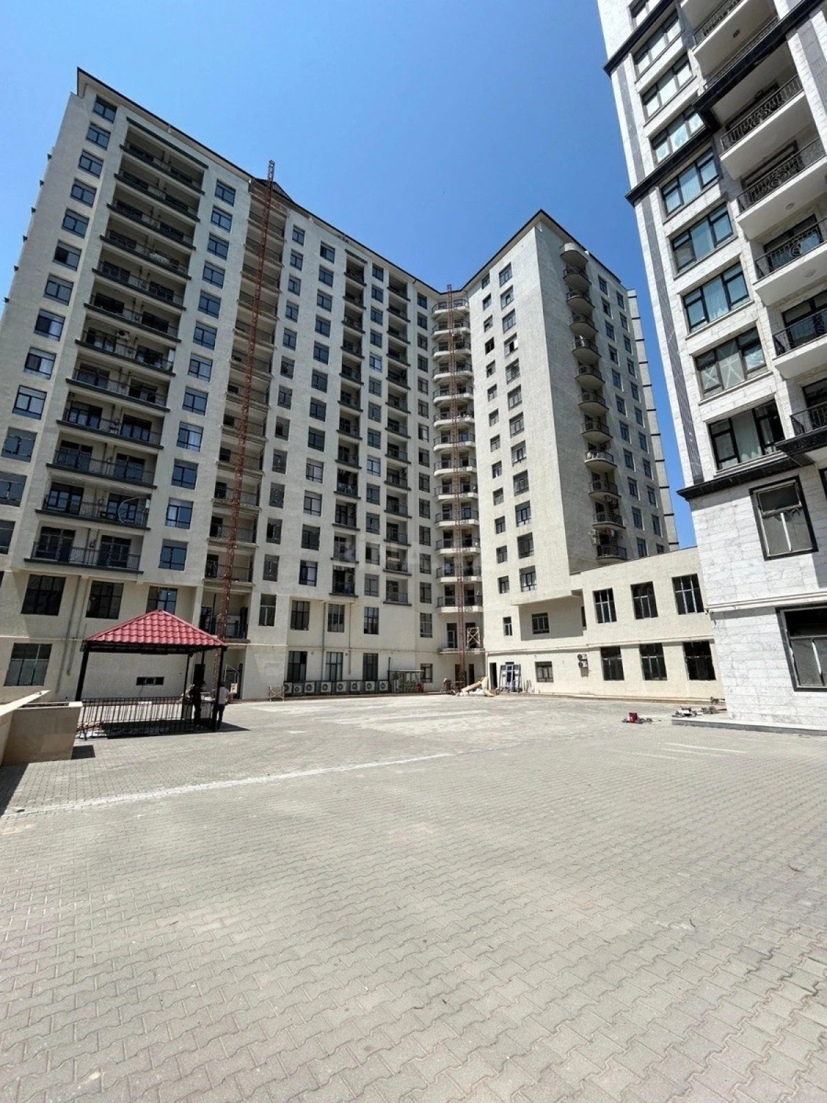 Satılır 4 otaqlı mənzil 196 m²