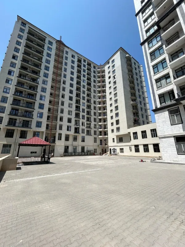 Satılır 4 otaqlı mənzil 196 m²