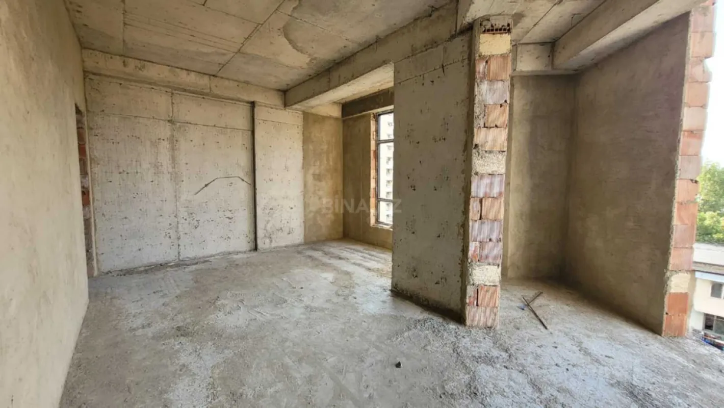 Satılır 4 otaqlı mənzil 196 m²