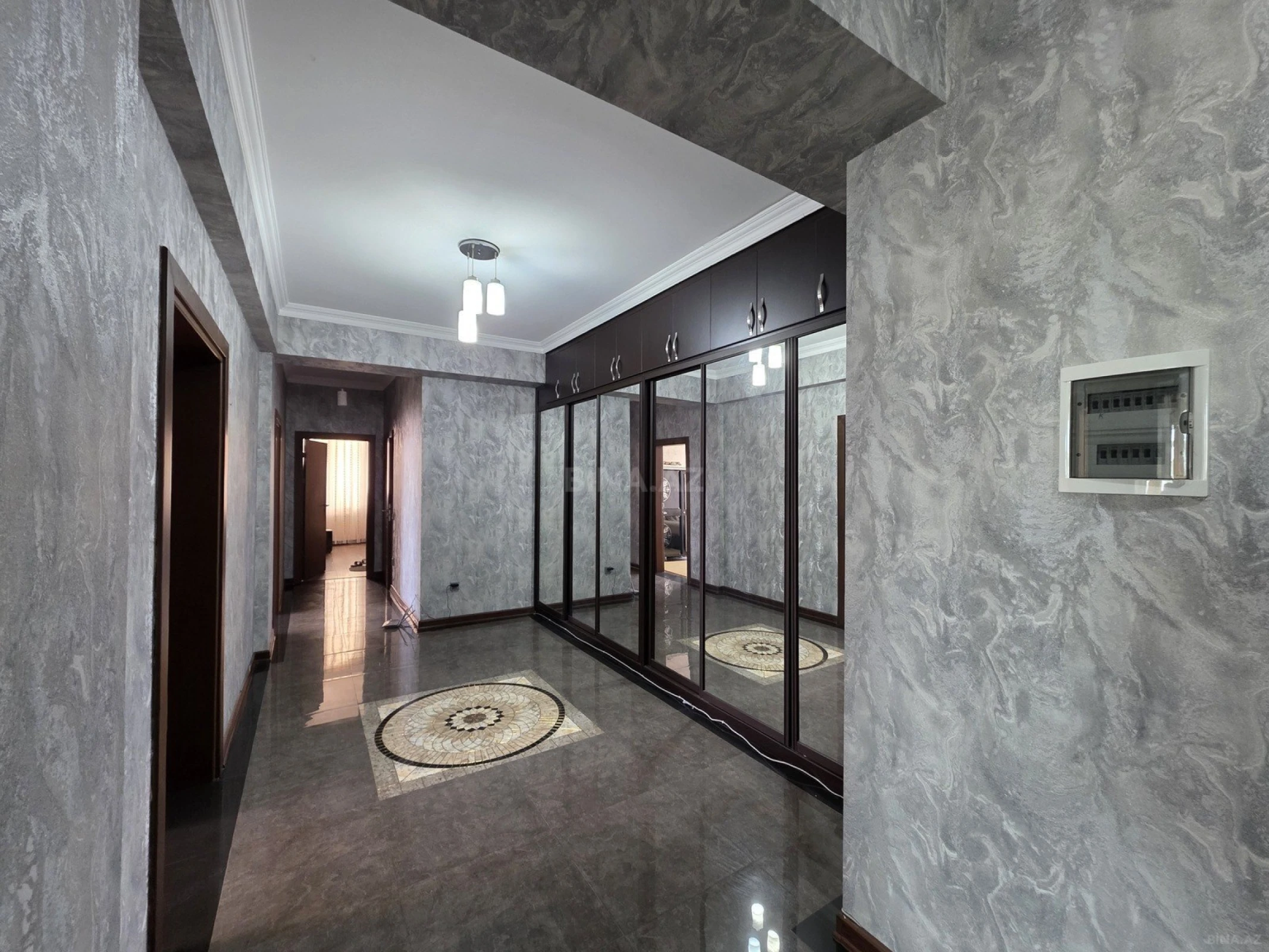 Kirayə verilir 4 otaqlı mənzil 170 m²