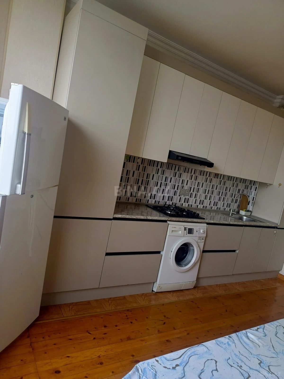 Kirayə verilir 2 otaqlı mənzil 93 m²
