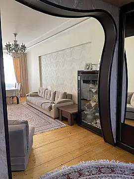 Satılır 4 otaqlı mənzil 135 m²