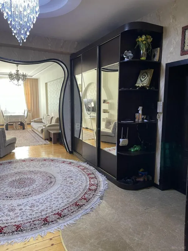 Satılır 4 otaqlı mənzil 135 m²