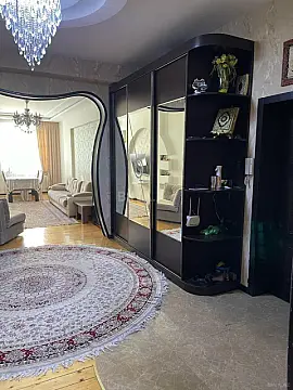 Satılır 4 otaqlı mənzil 135 m²