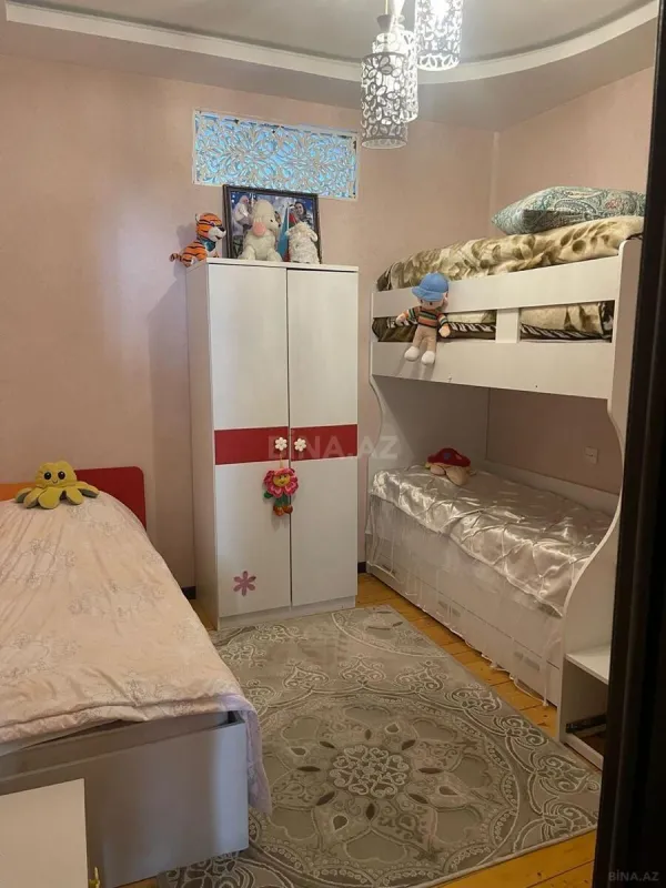 Satılır 4 otaqlı mənzil 135 m²