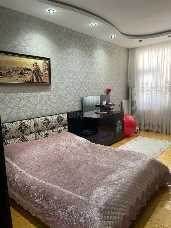 Satılır 4 otaqlı mənzil 135 m²