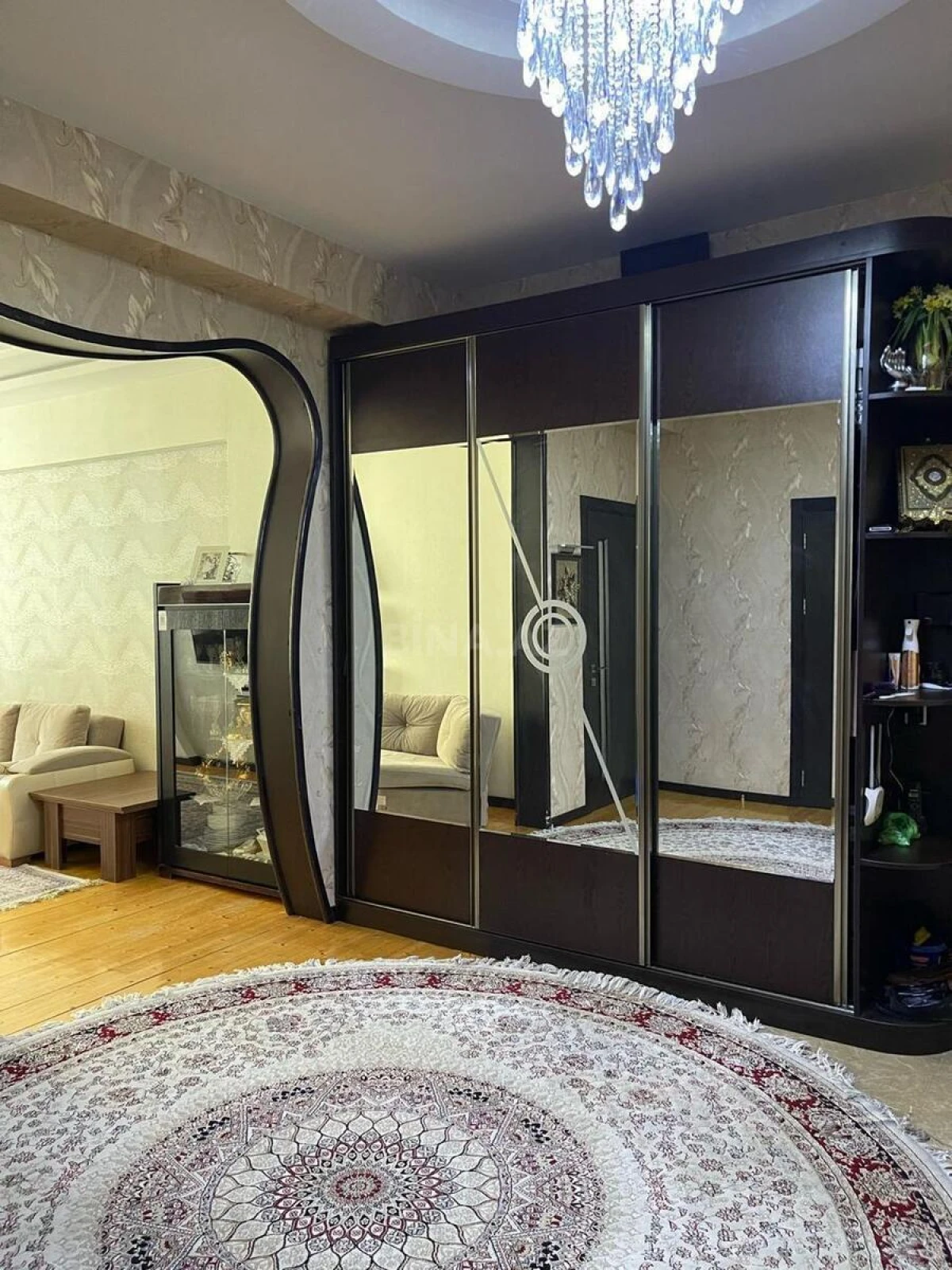 Satılır 4 otaqlı mənzil 135 m²