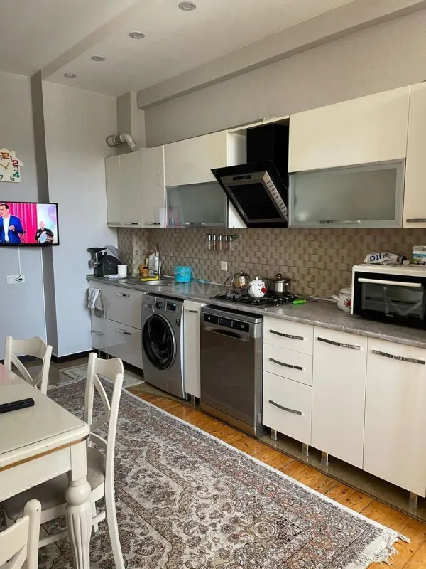 Satılır 4 otaqlı mənzil 135 m²