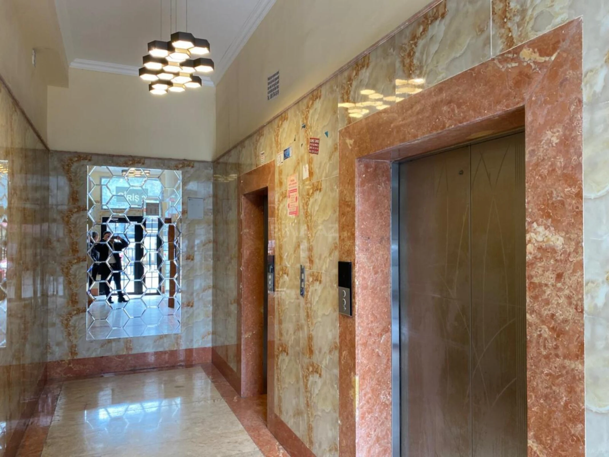 Satılır 3 otaqlı mənzil 133 m²