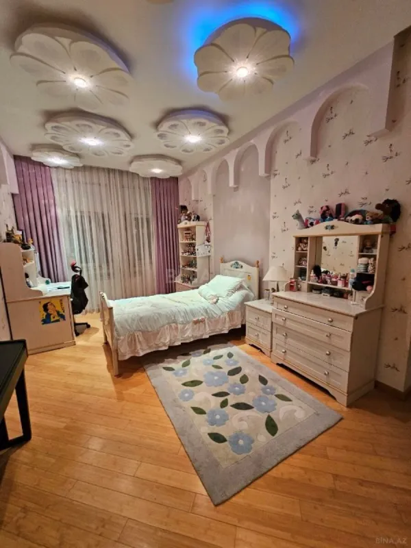 Satılır 4 otaqlı mənzil 320 m²