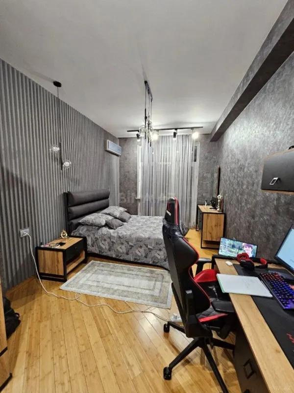 Satılır 4 otaqlı mənzil 320 m²