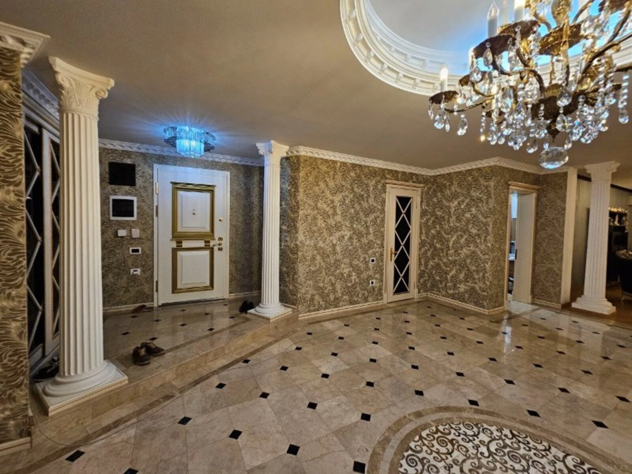 Satılır 4 otaqlı mənzil 320 m²