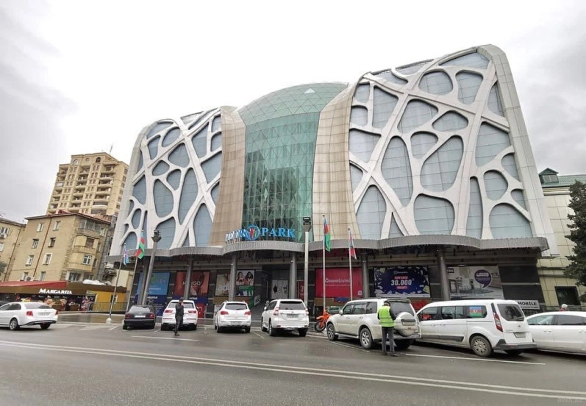 Satılır 3 otaqlı mənzil 137 m²