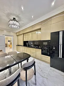 Satılır 4 otaqlı mənzil 207 m²