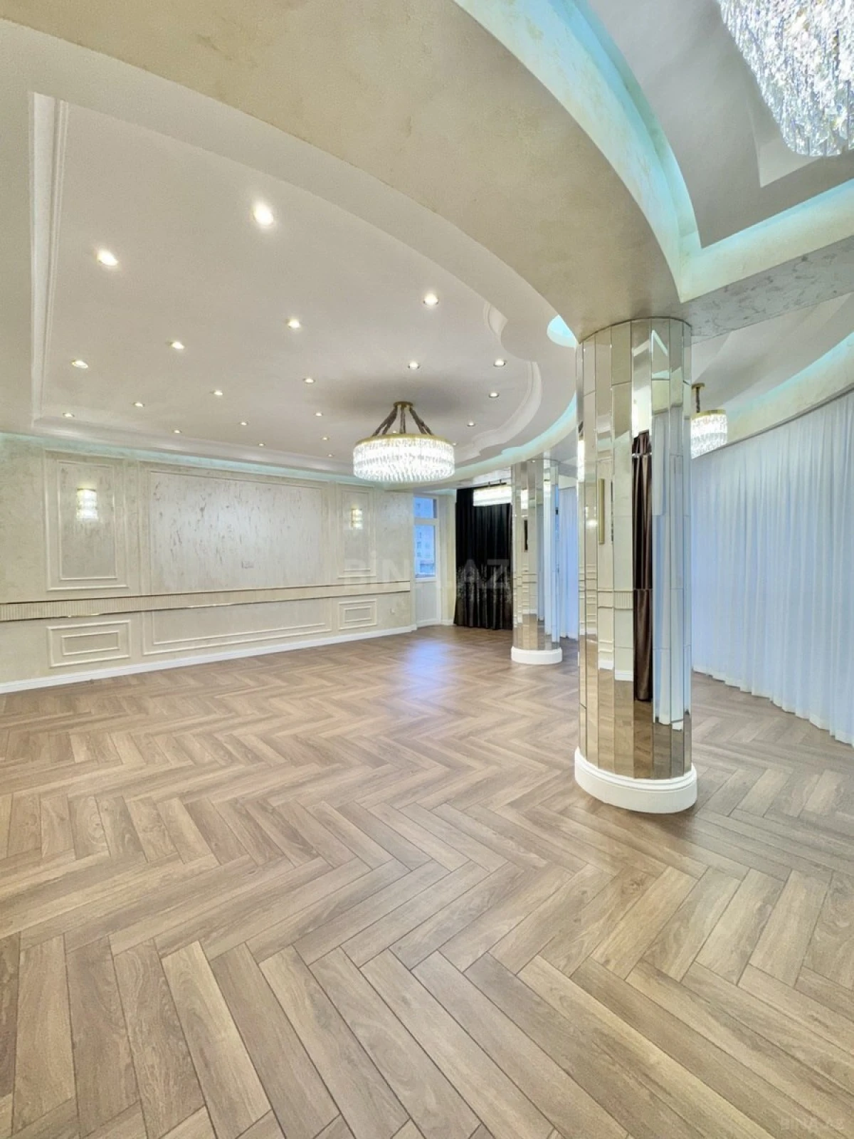 Satılır 4 otaqlı mənzil 207 m²