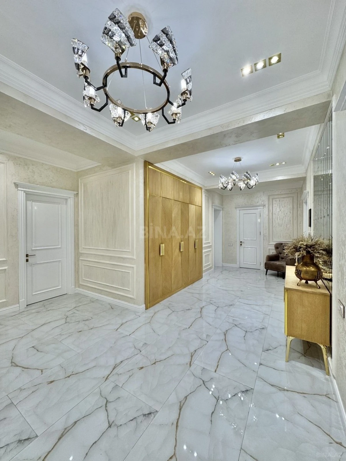 Satılır 4 otaqlı mənzil 207 m²