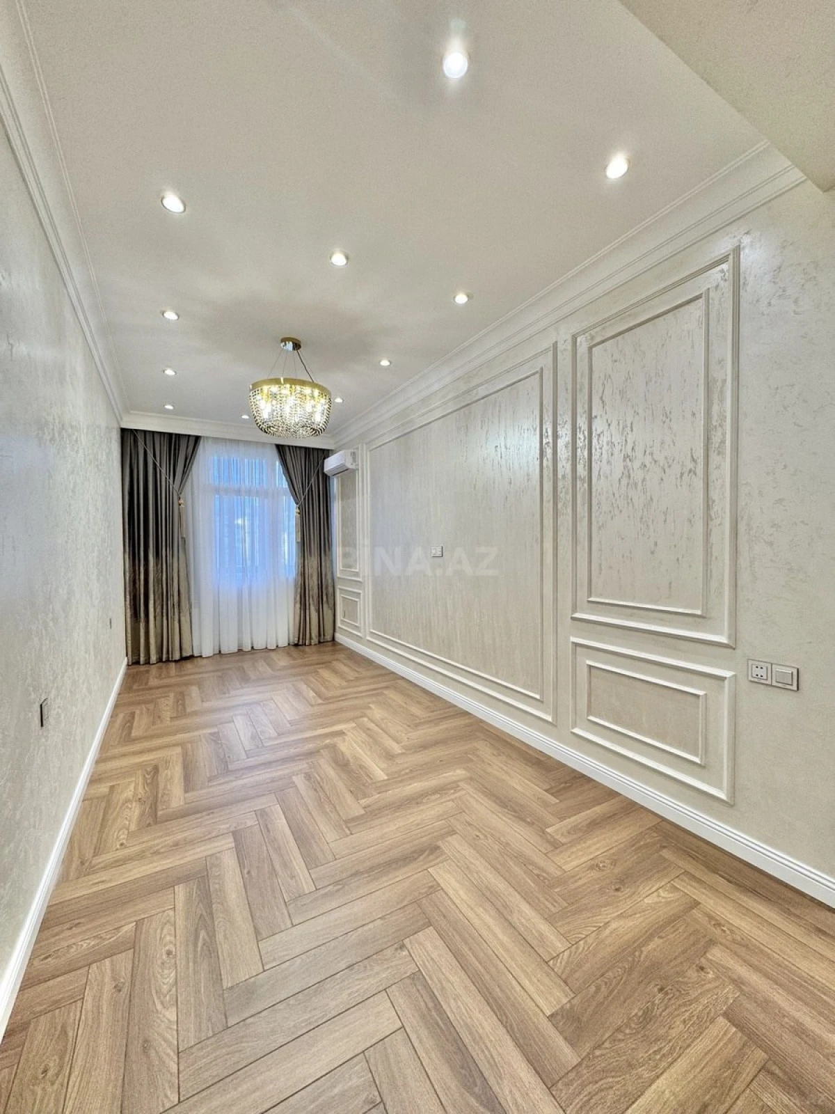 Satılır 4 otaqlı mənzil 207 m²