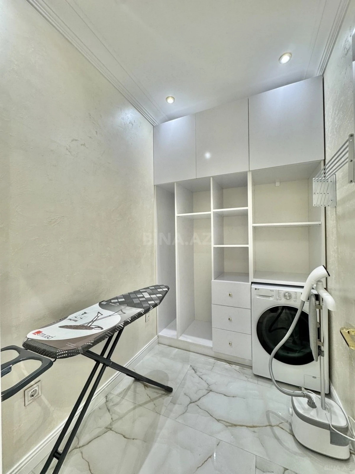 Satılır 4 otaqlı mənzil 207 m²