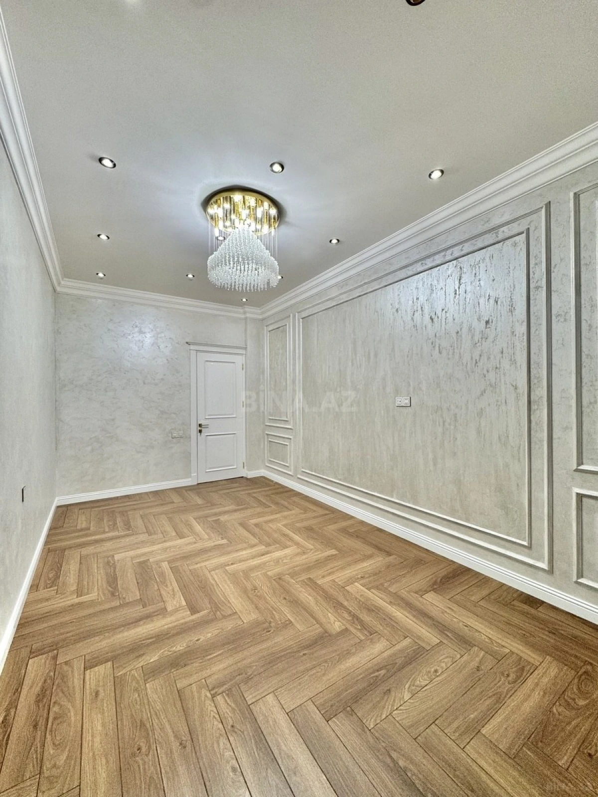 Satılır 4 otaqlı mənzil 207 m²