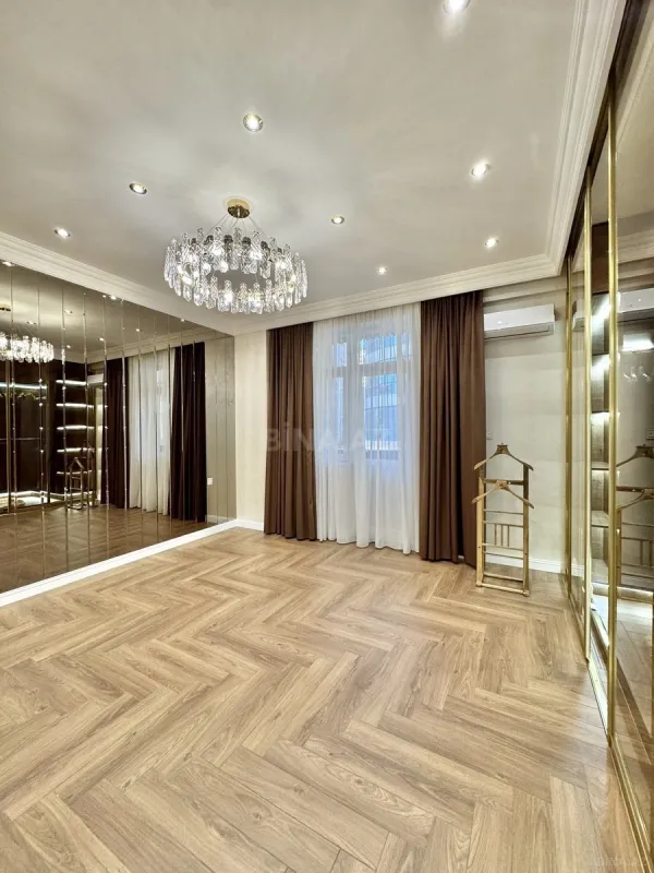 Satılır 4 otaqlı mənzil 207 m²