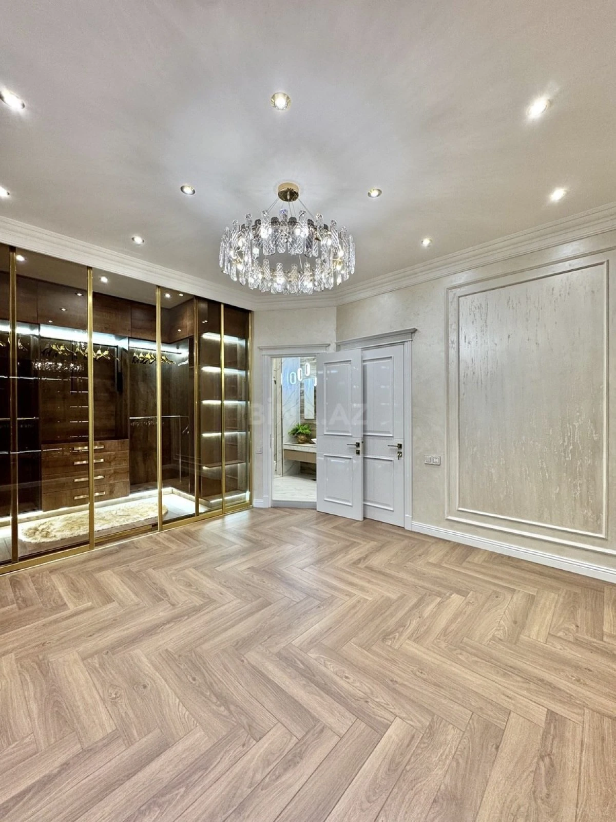 Satılır 4 otaqlı mənzil 207 m²