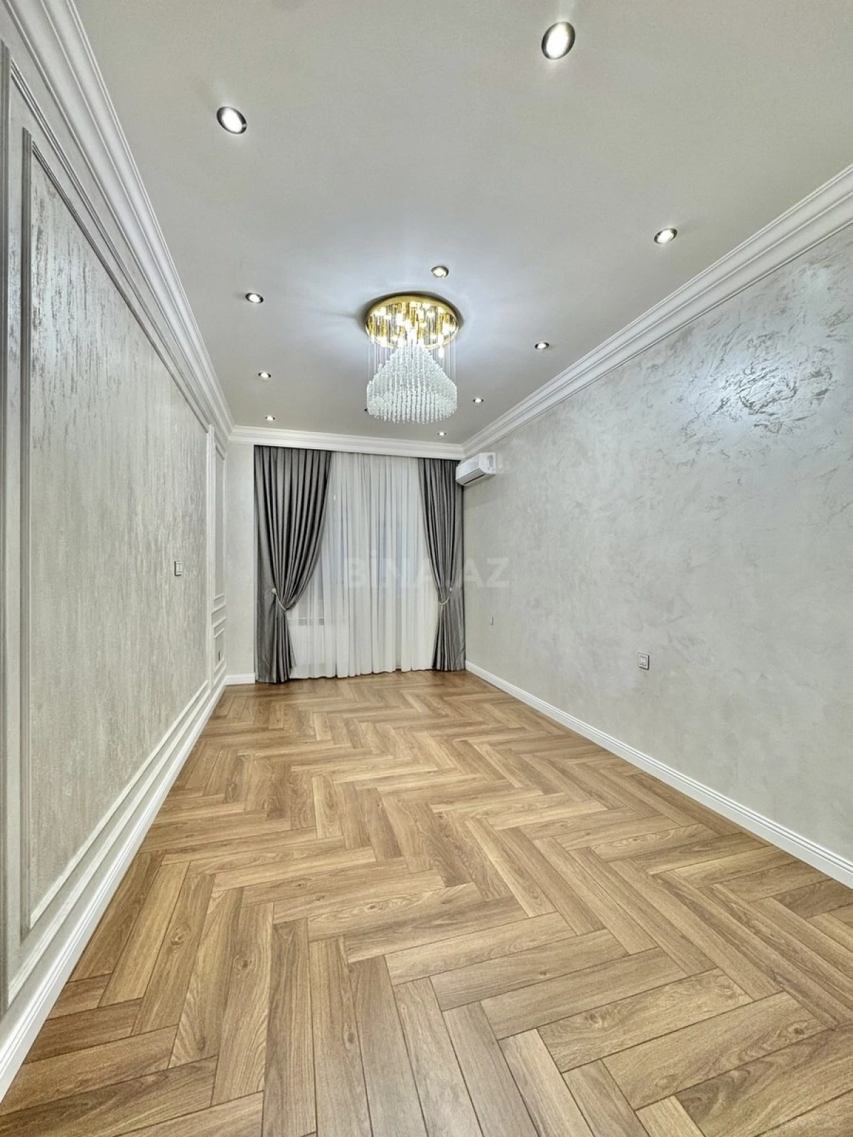 Satılır 4 otaqlı mənzil 207 m²