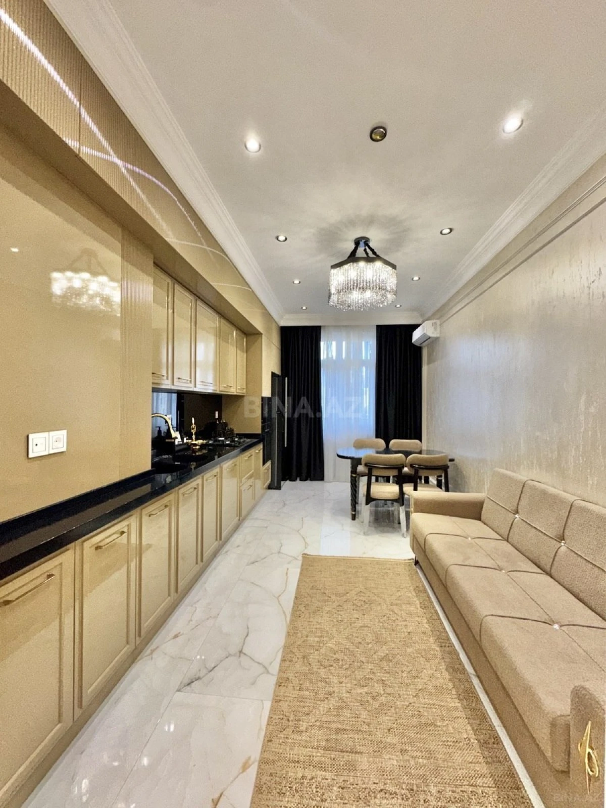 Satılır 4 otaqlı mənzil 207 m²