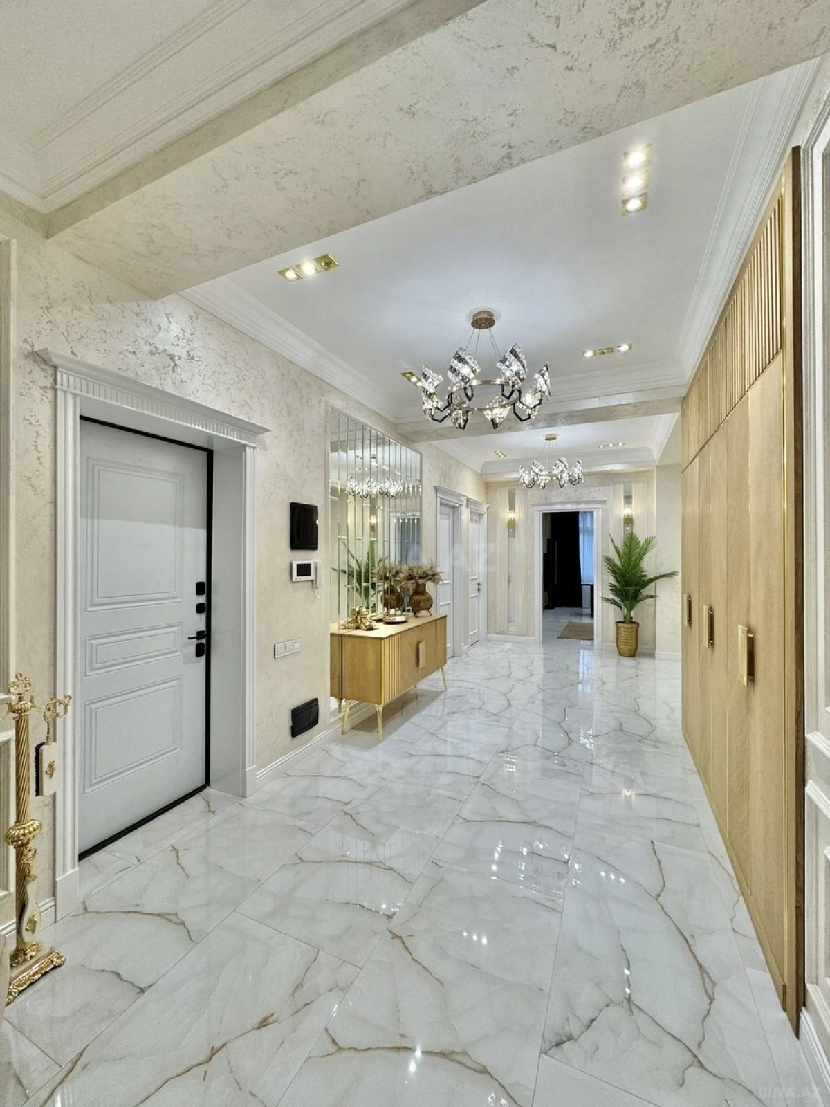 Satılır 4 otaqlı mənzil 207 m²